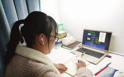 妻子焦慮孩子教育_男子半夜在馬路上崩潰大哭:教育焦慮怎么破?